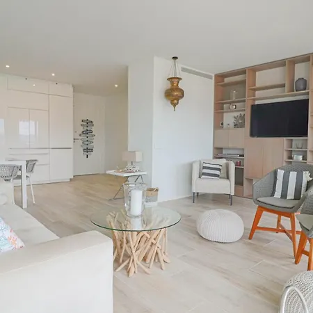 Le Mediterraneen - Renovated With Sea View Lejlighed *